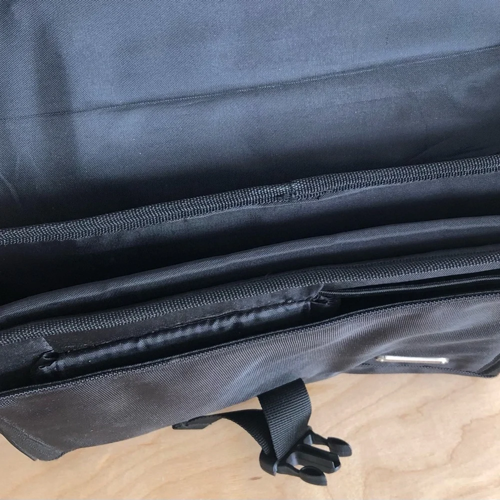 Travelon Shoulder HandBag Mens 11inX10in Adjustable Strap Black Nylon.